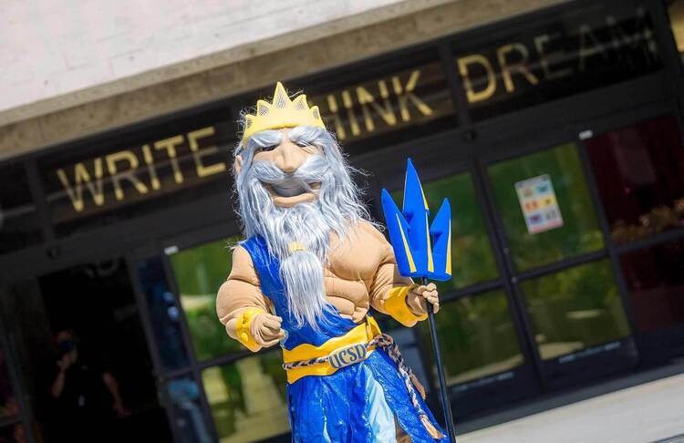 King Triton Mascot posing in front of Geisel Library entrance