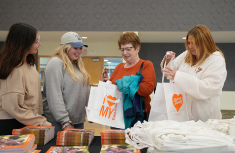 2 students and their loved ones in the BGSU Mutlipourpose room during check in 