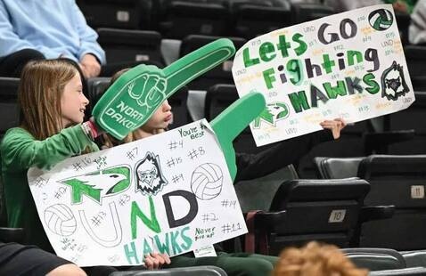 Kids holding UND signs