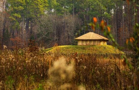 A small building located on the top of the Town Creek Indian Mound.