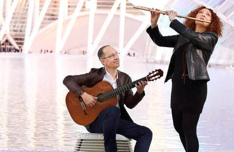 Cavatina Duo playing music