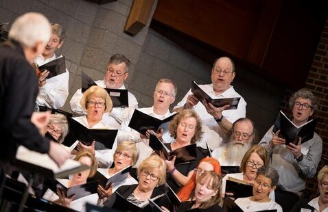 Alum ni choir sing during reunion concert