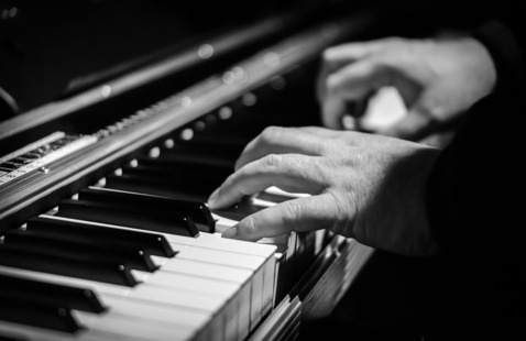 Kim, piano