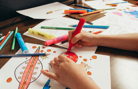 child coloring with markers