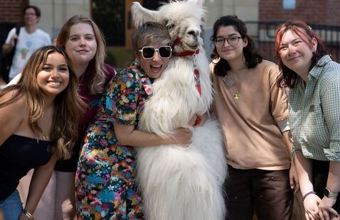 Science Success Center Peer Advisors hanging out with Caesar the No Drama Llama during Spring 2025 Study Break!