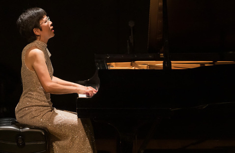 Solungga Liu playing piano