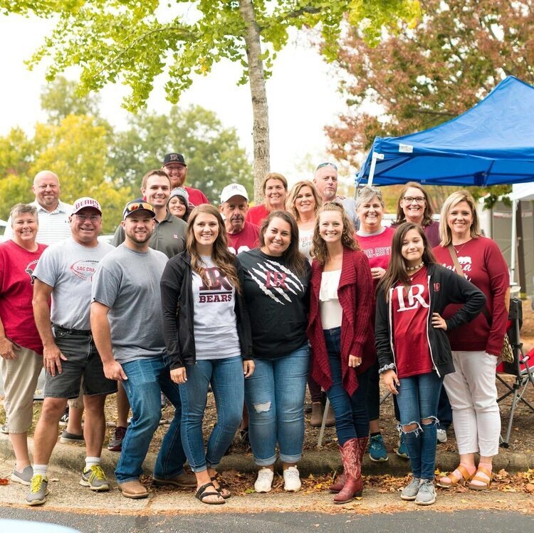 Families gather in group photo at Family Weekend