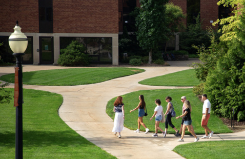 A Hope College tour guide leads a tour around campus.