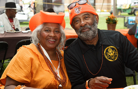Two alumni having fun at an event