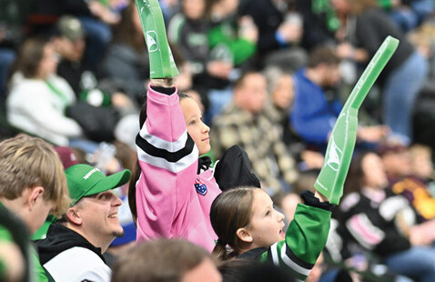 UND Fans cheering