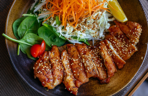 A bowl of lean chicken with vegetables.