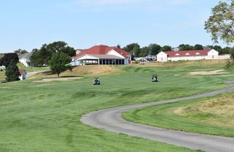 Photo of Eagle Hills Golf Course and its clubhouse