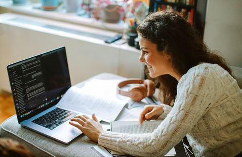 Student using AI on her computer.