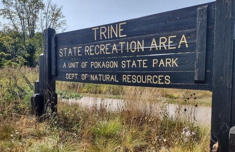 Trine SRA sign
