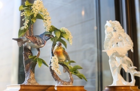 A sculpture of blue birds made out of porcelain