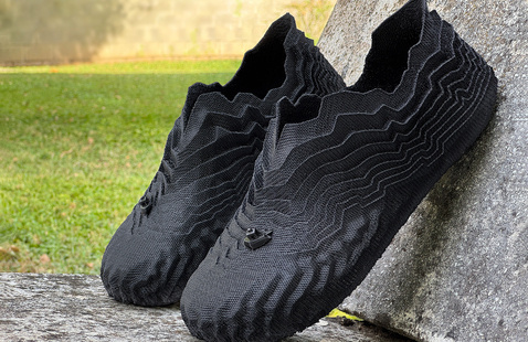 Waveform Shoe: a 3D printed sneaker inspired by origami, the sea and the maker community.
